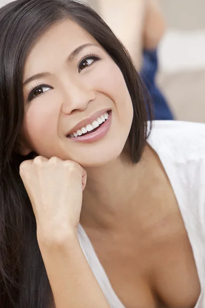 Güzel Çin Doğu Asya kadın gülümsüyor — Stok fotoğraf