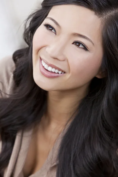 Piękna młoda kobieta azjatycki chiński — Zdjęcie stockowe