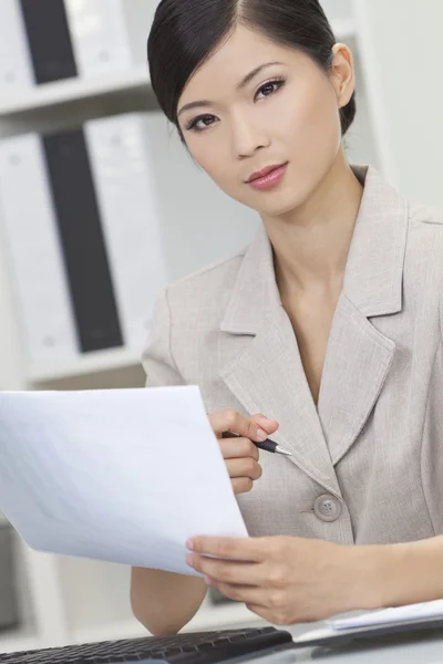 亚洲的中国女子或在办公室的女商人 — 图库照片