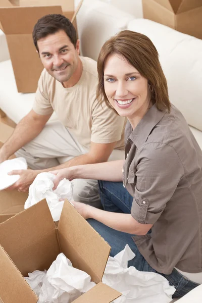 Boldog pár kicsomagolás és csomagolás dobozok mozgó ház — Stock Fotó