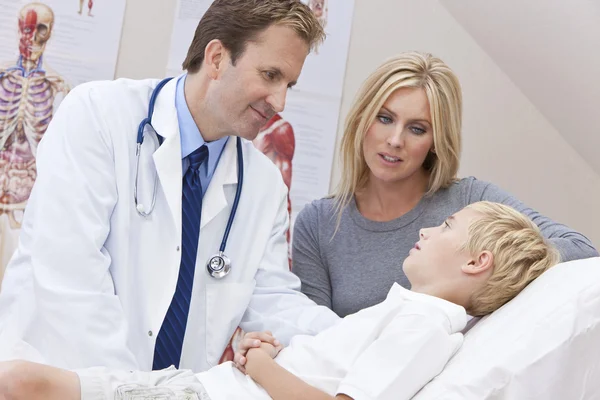 Médico masculino examinando menino criança com mãe no hospital — Fotografia de Stock