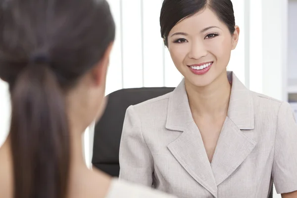 Mulher chinesa asiática ou empresária em reunião de escritório — Fotografia de Stock
