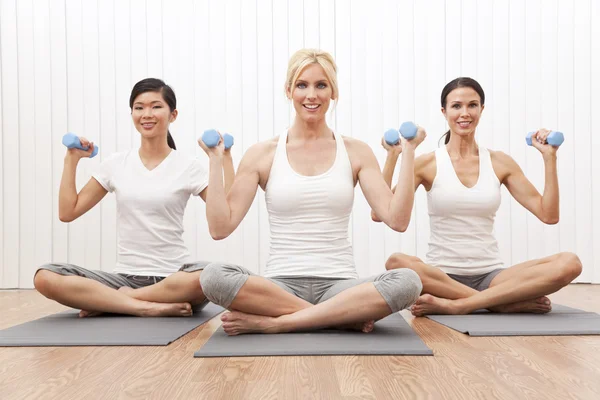 Interracial Yoga Group of Three Women Weight Training — Stock Photo, Image