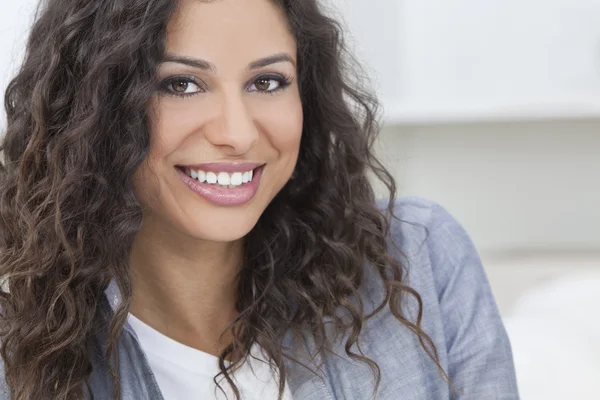 Szép boldog spanyol nő mosolyog — Stock Fotó