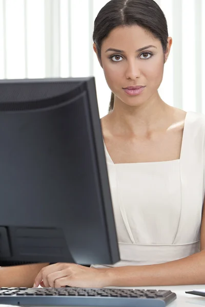 Mujer latina hispana o empresaria en la oficina usando computadora —  Fotos de Stock