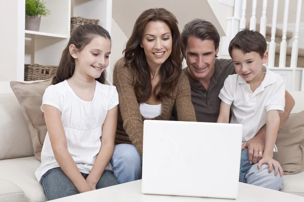 Ευτυχισμένη οικογένεια χρησιμοποιώντας φορητό υπολογιστή στον καναπέ στο σπίτι — Φωτογραφία Αρχείου