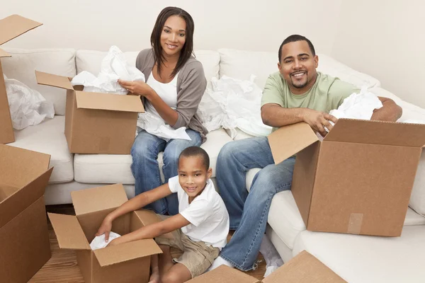 Afroamericana familia desembalaje cajas mudanza casa —  Fotos de Stock