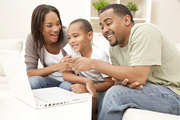 Famille afro-américaine utilisant un ordinateur portable — Photo