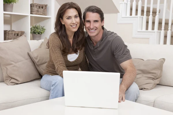 Άνθρωπος & γυναίκα ζευγάρι χρησιμοποιώντας φορητό υπολογιστή στο σπίτι — Φωτογραφία Αρχείου