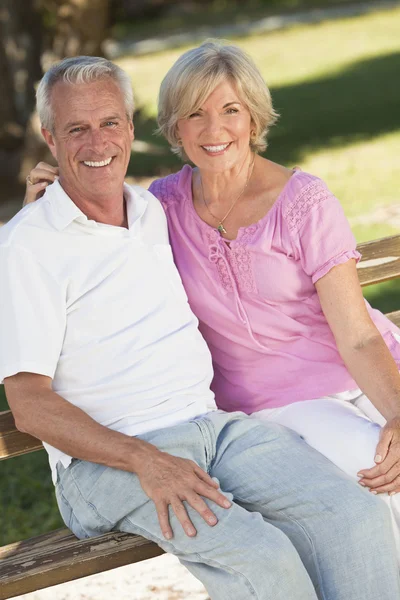 Счастливая старшая пара на солнышке — стоковое фото
