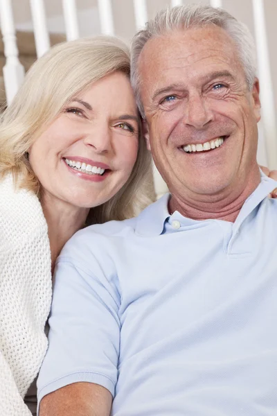 Szczęśliwy człowiek starszy idealna para kobieta uśmiechając się w domu — Zdjęcie stockowe