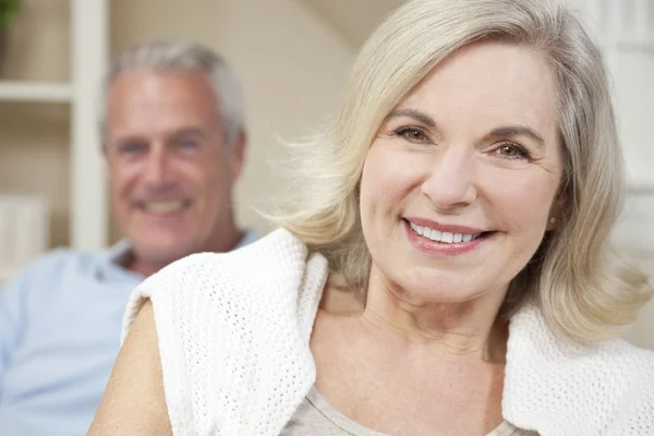 Szczęśliwy człowiek starszy idealna para kobieta uśmiechając się w domu — Zdjęcie stockowe