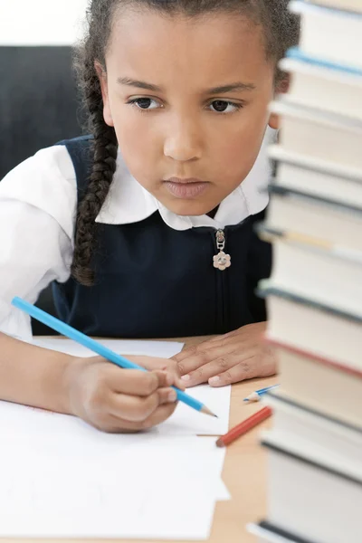Chica de la escuela afroamericana escribiendo en clase — Foto de Stock