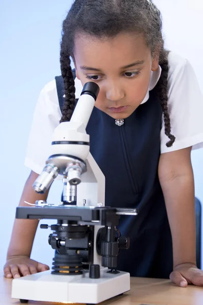 Αφρικανική αμερικανική σχολείο κορίτσι παιδί χρησιμοποιώντας μικροσκόπιο — Φωτογραφία Αρχείου