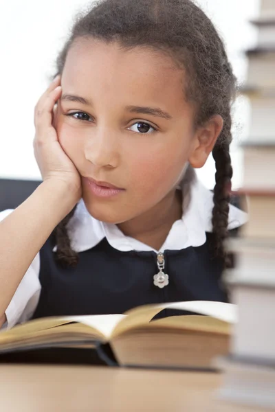 Africano americano misto raça escola menina leitura um livro — Fotografia de Stock
