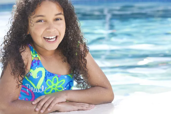 スイミング プールでアフリカ系アメリカ人の異人種間女の子子 — ストック写真