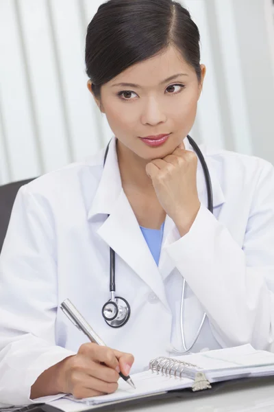 Kinesisk kvinna kvinna sjukhusläkare skriver i office — Stockfoto
