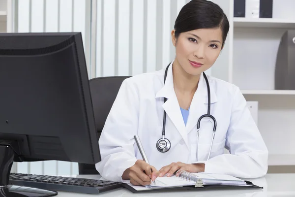 Donna cinese medico ospedaliero scrivendo in ufficio — Foto Stock