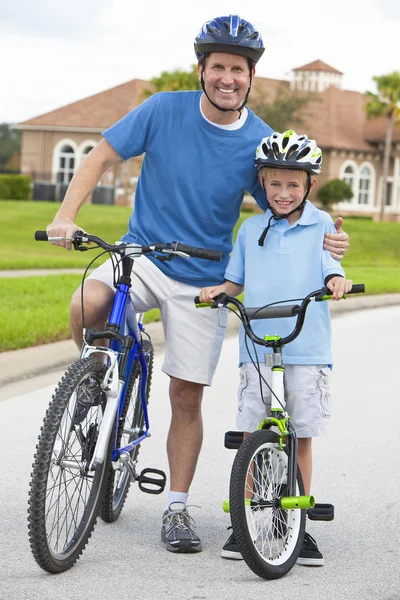 Família Homem e Menino Criança, Pai e Filho Ciclismo — Fotografia de Stock