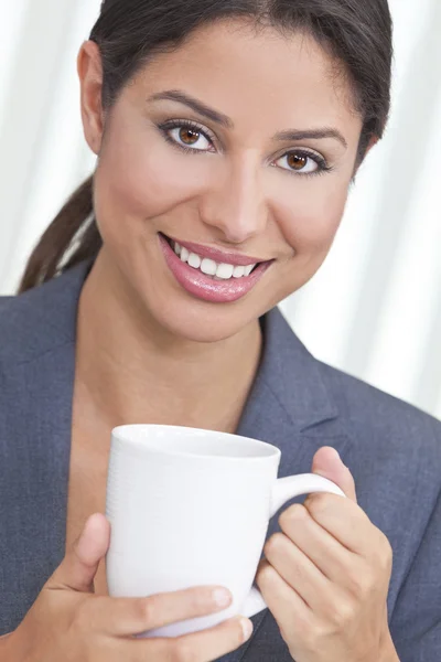 Mujer hispana feliz bebiendo té o café — Foto de Stock