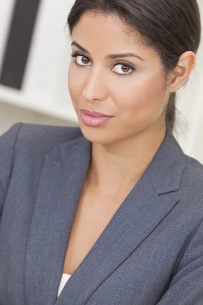 Hispanic latina vrouw of zakenvrouw — Stockfoto