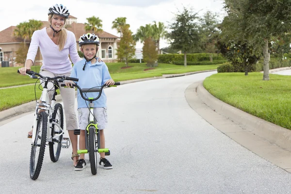 女人和孩子的孩子，母亲 & 儿子骑自行车 — 图库照片