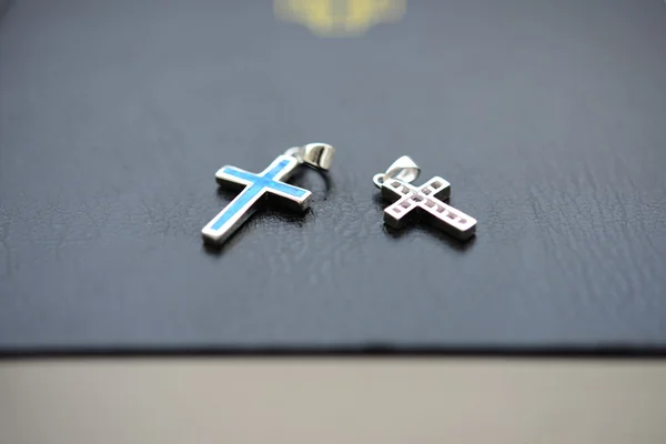 Närbild på två cruxifix på en bibel — Stockfoto