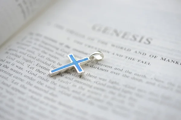 Cruxifijo en la Biblia de cerca con DOF poco profundo — Foto de Stock