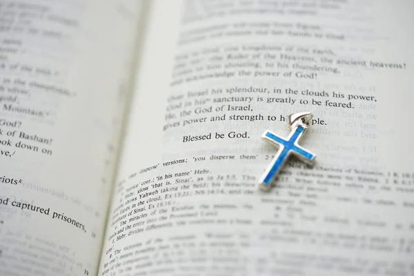 Bible and the Cruxific on the word blessed be God — Stock Photo, Image