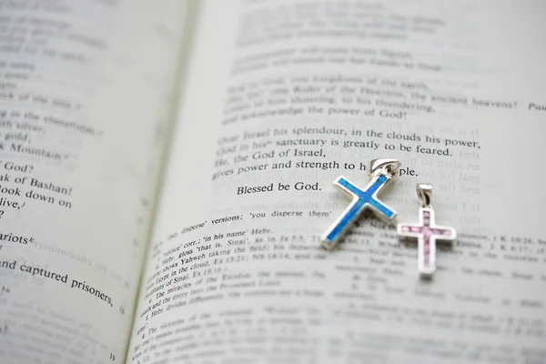 Bibel und ein Paar Cruxific — Stockfoto