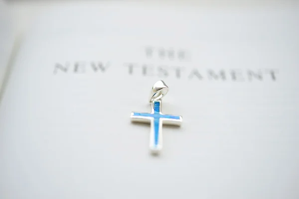 Bible and the Cruxific in very shallow depth of field — Stock Photo, Image