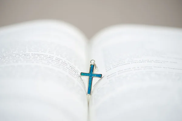 A Bíblia e o Cruxifico no meio da página — Fotografia de Stock