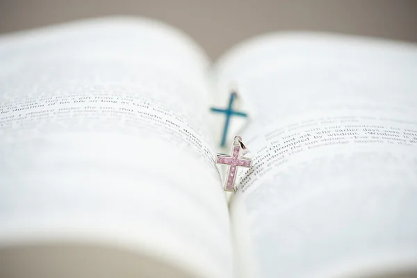 Bíblia e o par de Cruxific fora de foco — Fotografia de Stock