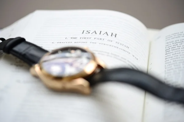 Horloge vertellend de tijd op de Bijbel — Stockfoto