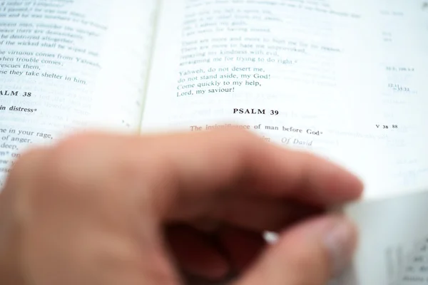 Hand flipping the Psalm 39 with shallow DOF — Stock Photo, Image