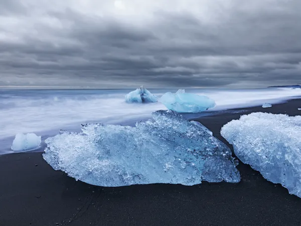 İzlanda'daki kıyı şeridi boyunca buz blokları — Stok fotoğraf
