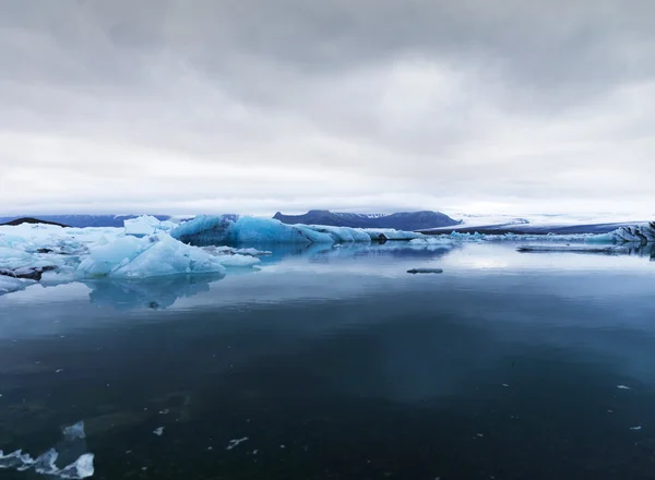 Obrázek ledu bloků v rybníku ledovec — Stock fotografie