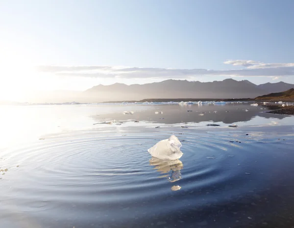 Su birikintisi içinde kalan buz berg — Stok fotoğraf