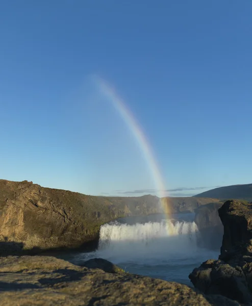 Regenbogen über Wasserfall — Stockfoto