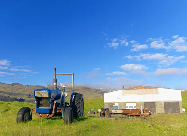 Çiftlik evinde terkedilmiş traktör — Stok fotoğraf