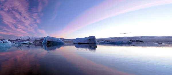 Bergs lodu w stawie lodowiec Islandii — Zdjęcie stockowe