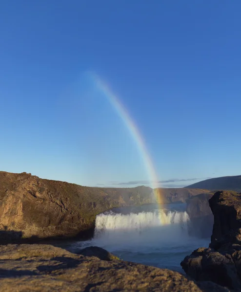Duha přes vodopád na Islandu — Stock fotografie