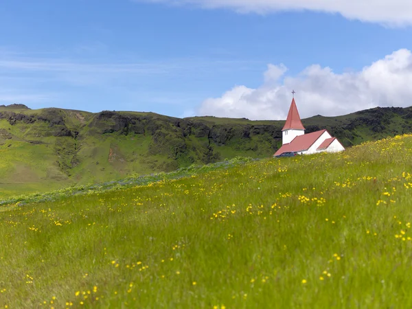 Kerk op de top van een heuvel — Stockfoto