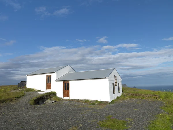 Osamělý dům na vrcholu hory — Stock fotografie