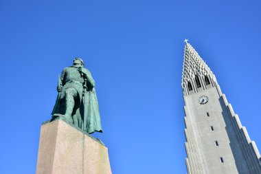 Statue and The Hallgrímskirkja