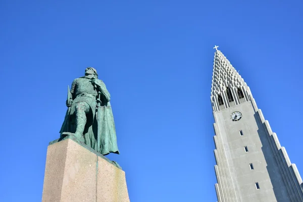 Statue and The Hallgrímskirkja — Stockfoto