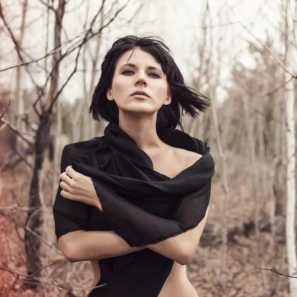 Retrato de una hermosa chica en el bosque — Foto de Stock