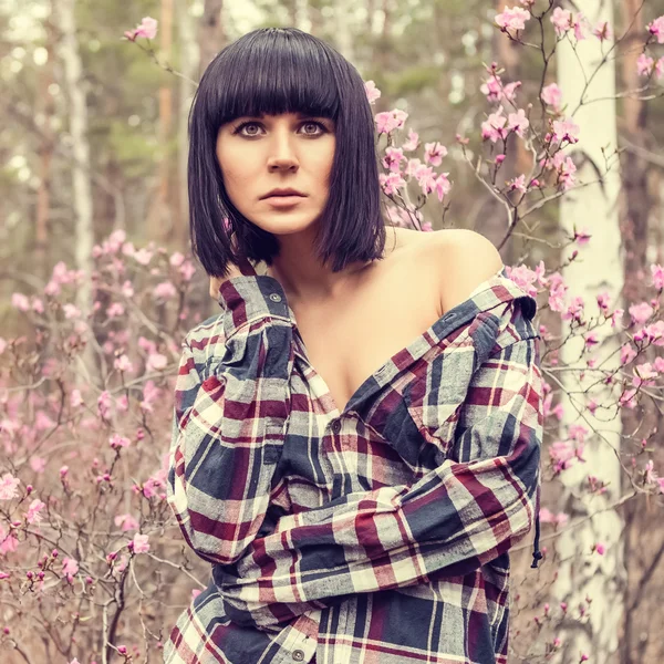 Portret van een mooi meisje in het bos — Stockfoto