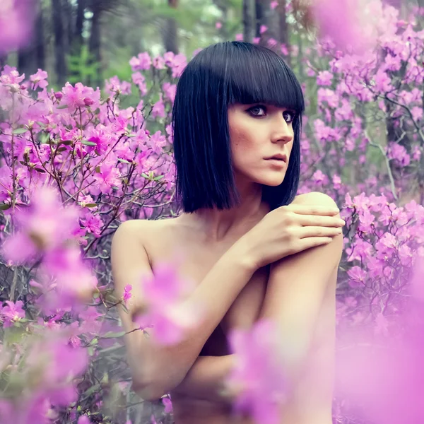 Porträtt av en vacker flicka i skogen — Stockfoto