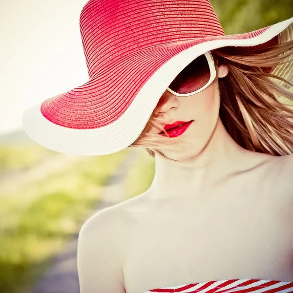 Porträtt av en vacker flicka i hatten — Stockfoto
